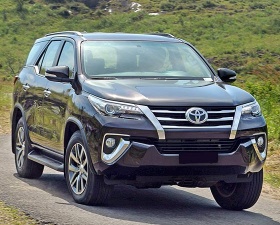 Toyota Fortuner  (AT)